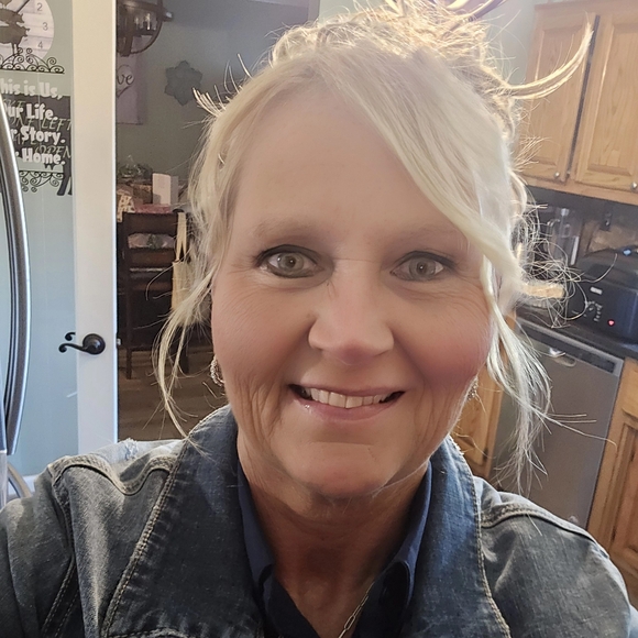 Meet your Posher, Laura - Picture 1 of 3